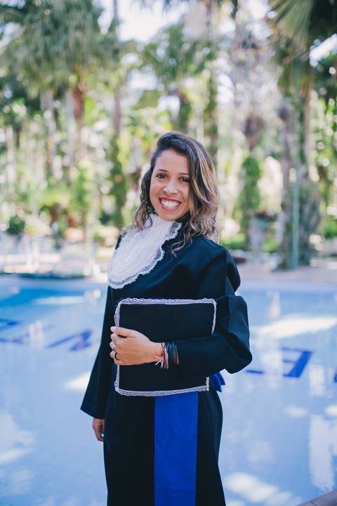 Foto-de-formatura-recreio-rj-beca-segurando-o-capelo-piscina'