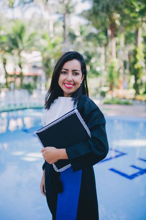 Foto-de-formatura-recreio-rj-beca-segurando-o-capelo-sorriso'