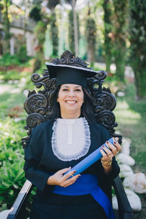Foto-de-formatura-recreio-rj-beca-sorriso-na-cadeira'