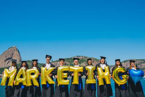 foto-de-formatura-com-baloes-e-aderecos-formatura-marketing-rj'