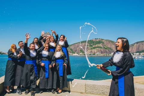 Foto-de-formatura-chuva-champagne-facha-UVA-UFRJ-rj'