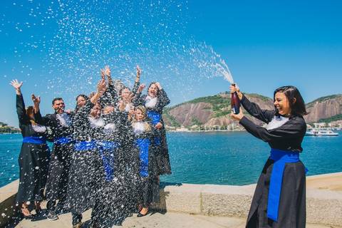 Fotos-de-formatura-champagne-facha-uva-sorrisos-final-formados-rj'