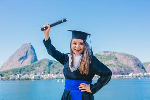 Foto-de-formatura-monumento-estacio-de-sa-segurando-canudo-comemorando-formatura-rj '