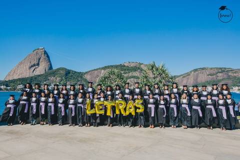 Fotos-de-formatura-criativa-ensaio-externo-aterro-do-flamengo-pose-na-individual-album-de-formatura-rj-formandos-letras-adm-design-pedagogia'