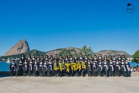 Fotos-de-formatura-criativa-ensaio-externo-aterro-do-flamengo-fotos-em-grupo-album-de-formatura-rj-formandos-letras-adm-design-pedagogia'