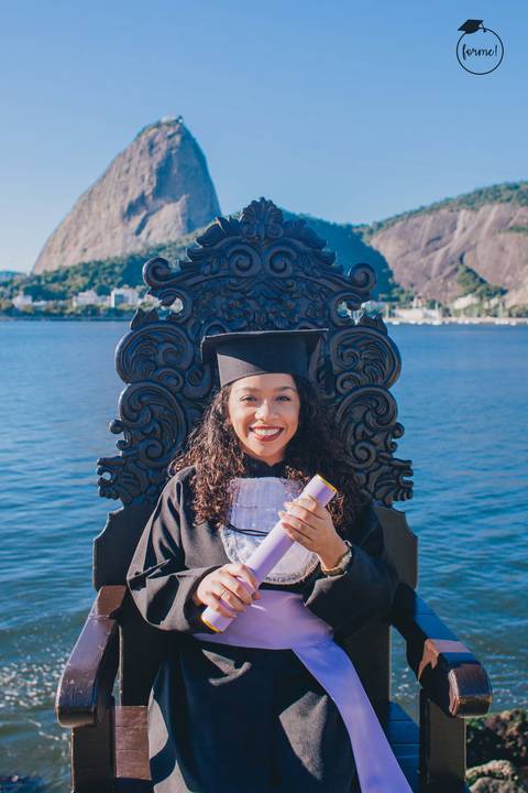 Fotos-de-formatura-criativa-ensaio-externo-aterro-do-flamengo-pose-na-cadeira-album-de-formatura-rj-formandos-letras-adm-design-pedagogia'