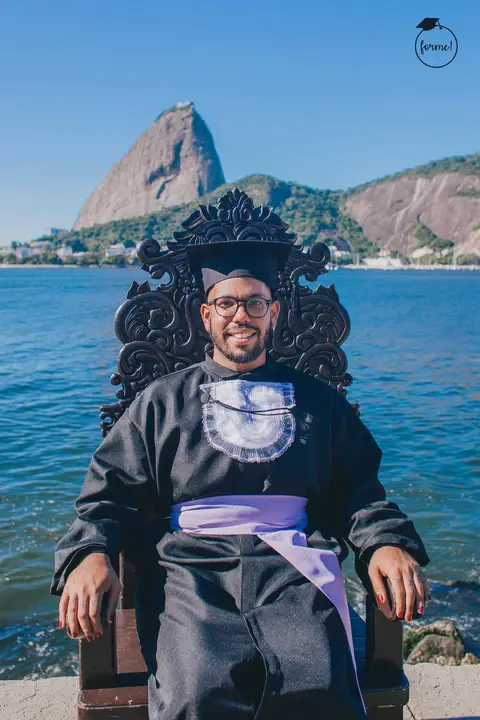 Fotos-de-formatura-criativa-ensaio-externo-aterro-do-flamengo-pose-na-cadeira-album-de-formatura-rj-formandos-letras-adm-design-pedagogia'