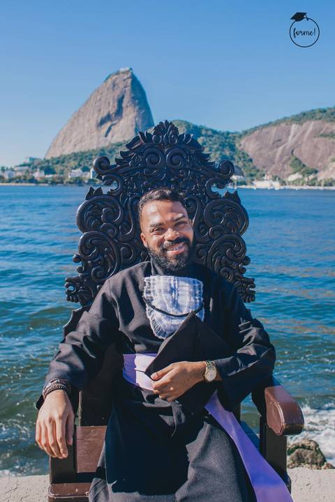 Fotos-de-formatura-criativa-ensaio-externo-aterro-do-flamengo-pose-na-cadeira-individual-album-de-formatura-rj-formandos-letras-adm-design-pedagogia'