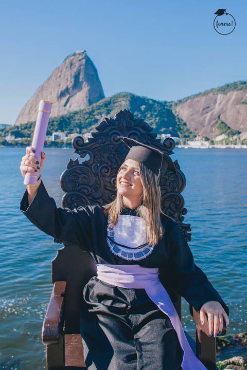 Fotos-de-formatura-criativa-ensaio-externo-aterro-do-flamengo-pose-na-cadeira-album-de-formatura-rj-formandos-letras-adm-design-pedagogia'