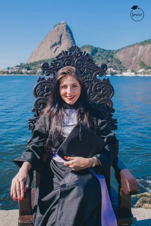 Fotos-de-formatura-criativa-ensaio-externo-aterro-do-flamengo-pose-na-cadeira-album-de-formatura-rj-formandos-letras-adm-design-pedagogia'