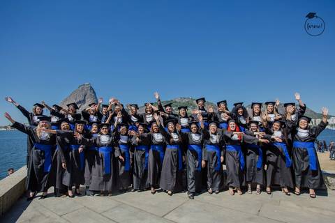 Fotos-de-formatura-criativa-ensaio-externo-aterro-do-flamengo-fotos-em-grupo-album-de-formatura-rj-formandos-letras-adm-design-pedagogia'