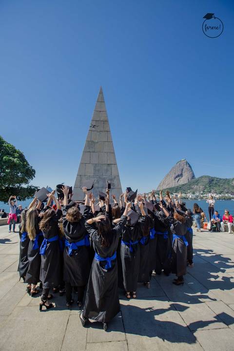Fotos-de-formatura-criativa-ensaio-externo-aterro-do-flamengo-fotos-em-grupo-album-de-formatura-rj-formandos-letras-adm-design-pedagogia'