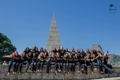 Fotos-de-formatura-criativa-ensaio-externo-aterro-do-flamengo-fotos-em-grupo-album-de-formatura-rj-formandos-letras-adm-design-pedagogia'