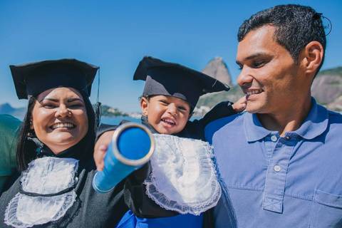 Fotos-de-formatura-criativa-ensaio-externo-aterro-do-flamengo-fotos-em-familia-album-de-formatura-rj-formandos-letras-adm-design-pedagogia'