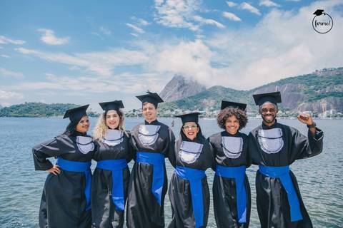 Fotos-de-formatura-criativa-ensaio-externo-aterro-do-flamengo-poses-em-grupo-formatura-rj-formandos-recursos-humanos-adm-design-publicidade-jornalismo-turismo-engenharia'