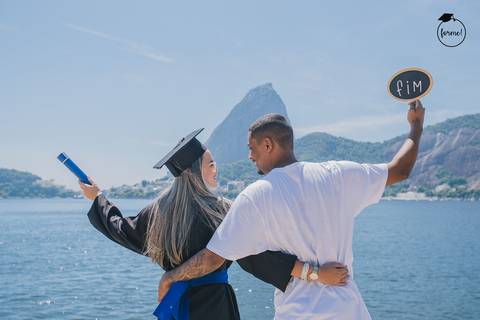 Fotos-de-formatura-criativa-ensaio-externo-aterro-do-flamengo-poses-em-familia-formatura-rj-formandos-recursos-humanos-adm-design'