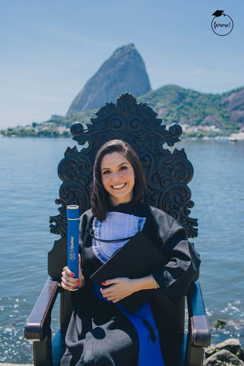 Fotos-de-formatura-criativa-ensaio-externo-aterro-do-flamengo-poses-em-individual-cadeira-formatura-rj-formandos-administracao-humanos-adm-design'