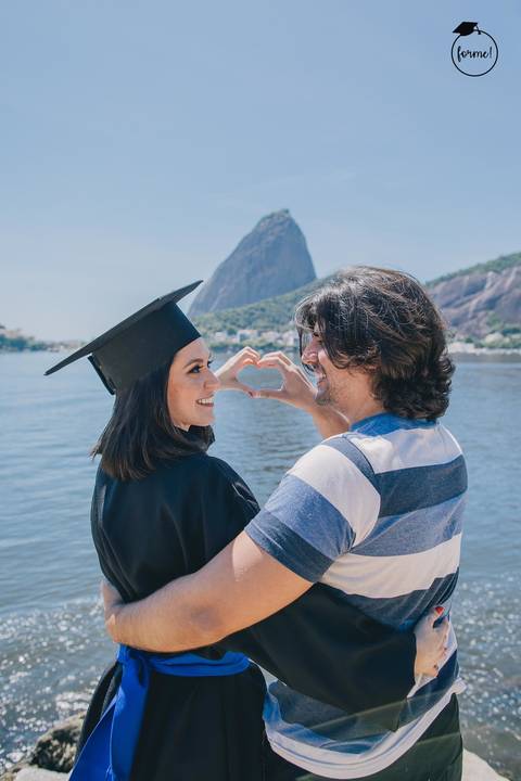 Fotos-de-formatura-criativa-ensaio-externo-aterro-do-flamengo-poses-em-familia-formatura-rj-formandos-recursos-humanos-adm-design'
