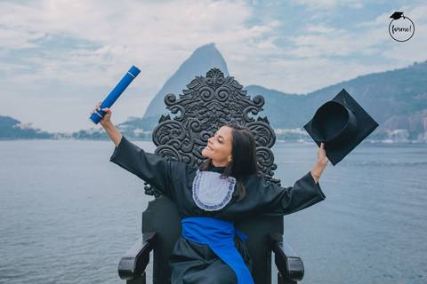 Fotos-de-formatura-criativa-ensaio-externo-aterro-do-flamengo-poses-individual-cadeira-formatura-rj-formandos-administracao-humanos-adm-design'