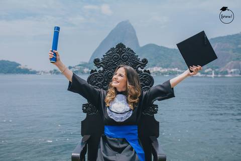 Fotos-de-formatura-criativa-ensaio-externo-aterro-do-flamengo-poses-individual-cadeira-formatura-rj-formandos-administracao-humanos-adm-design'