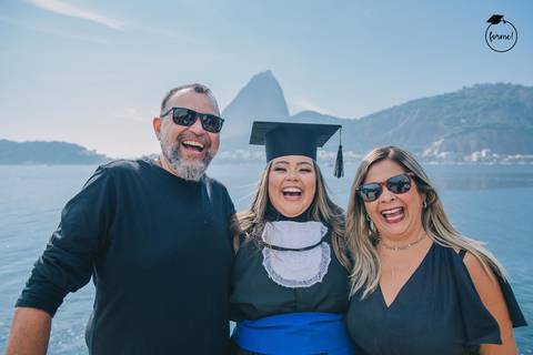Fotos-de-formatura-criativa-ensaio-externo-aterro-do-flamengo-poses-em-familia-formatura-rj-formandos-recursos-humanos-adm-design'