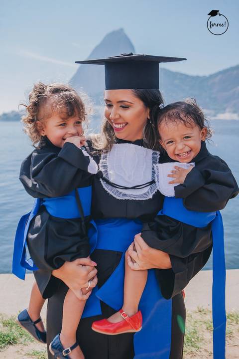 Fotos-de-formatura-criativa-ensaio-externo-aterro-do-flamengo-poses-em-familia-formatura-rj-formandos-recursos-humanos-adm-design'