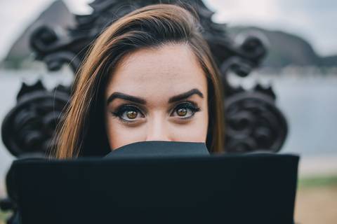 fotos-formatura-fotos-formatura-rj-formandos-museu-do-amanha-graduacao-ensaio-externo-olhos-capelo'