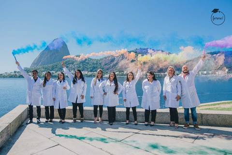 Fotos-de-formatura-criativa-ensaio-externo-aterro-do-flamengo-fotos-em-grupo-album-de-formatura-rj-formandos-letras-adm-design-pedagogia'