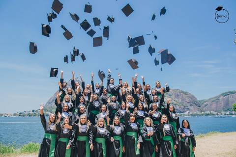 Fotos-de-formatura-rj-criativa-ensaio-externo-formatura-rj-aterro-do-flamengo-foto-grupo-formatura-rj-formandos-nutricao-administracao-humanos-adm-design-psicologia-nutricao-enfermagem-edfisica-medicina-fisioterapia-biomedicina'