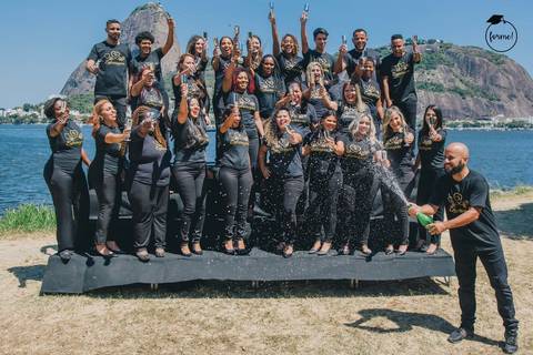 Fotos-de-formatura-rj-criativa-ensaio-externo-formatura-rj-aterro-do-flamengo-foto-grupo-formatura-rj-formandos-nutricao-administracao-humanos-adm-design-psicologia-nutricao-enfermagem-edfisica-medicina-fisioterapia-biomedicina'