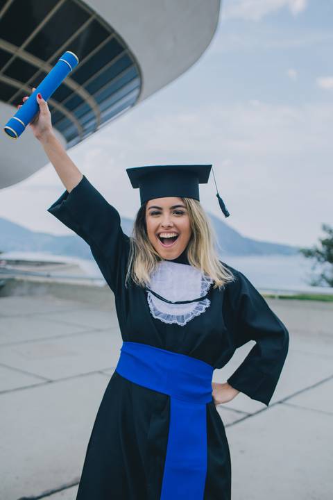 fotos-de-formatura-individual-levantando-o-canudo-mac-niteroi-rj-engenharia-quimica-uff'