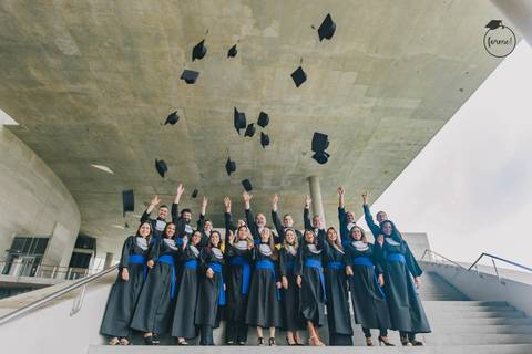 fotografia-de-formatura-criativa-familia-arquitetura-adm-direito-rj-cidade-das-artes-graduacao-ensaio-externo'