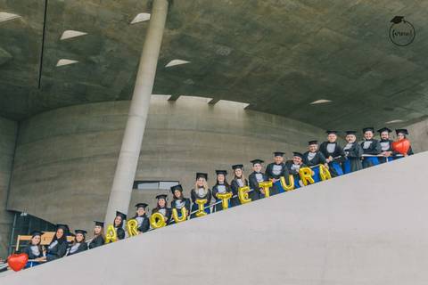 fotografia-de-formatura-criativa-familia-arquitetura-adm-direito-rj-cidade-das-artes-graduacao-ensaio-externo'