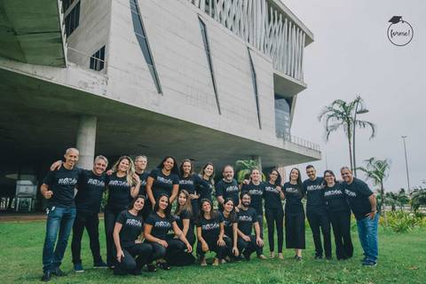 fotografia-de-formatura-criativa-familia-arquitetura-adm-direito-rj-cidade-das-artes-graduacao-ensaio-externo'