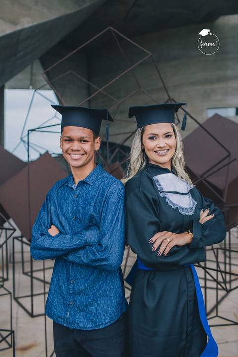 fotografia-de-formatura-criativa-familia-arquitetura-adm-direito-rj-cidade-das-artes-graduacao-ensaio-externo'