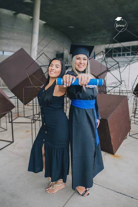 fotografia-de-formatura-criativa-familia-arquitetura-adm-direito-rj-cidade-das-artes-graduacao-ensaio-externo'