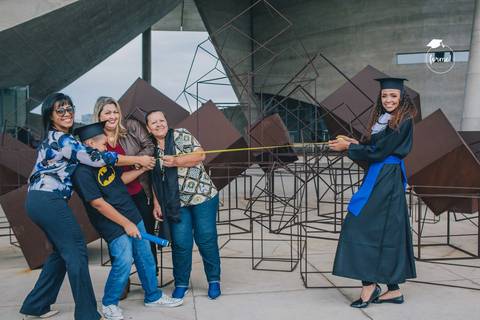 fotografia-de-formatura-criativa-familia-arquitetura-adm-direito-rj-cidade-das-artes-graduacao-ensaio-externo'