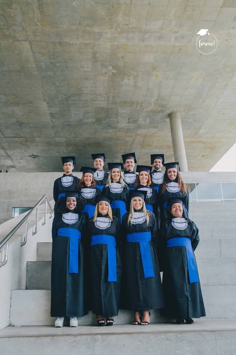 fotografia-de-formatura-criativa-familia-arquitetura-adm-direito-rj-cidade-das-artes-graduacao-ensaio-externo'