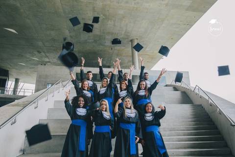 fotografia-de-formatura-criativa-familia-arquitetura-adm-direito-rj-cidade-das-artes-graduacao-ensaio-externo'