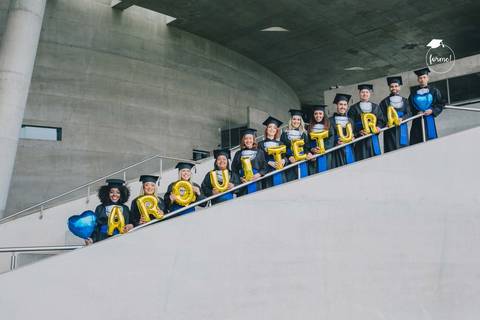 fotografia-de-formatura-criativa-familia-arquitetura-adm-direito-rj-cidade-das-artes-graduacao-ensaio-externo'