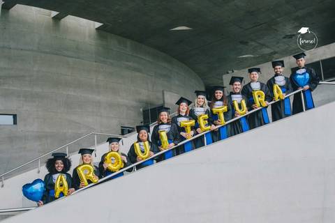 fotografia-de-formatura-criativa-familia-arquitetura-adm-direito-rj-cidade-das-artes-graduacao-ensaio-externo'