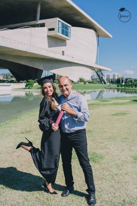 fotografia-de-formatura-criativa-familia-odontologia-arquitetura-adm-direito-rj-cidade-das-artes-graduacao-ensaio-externo'