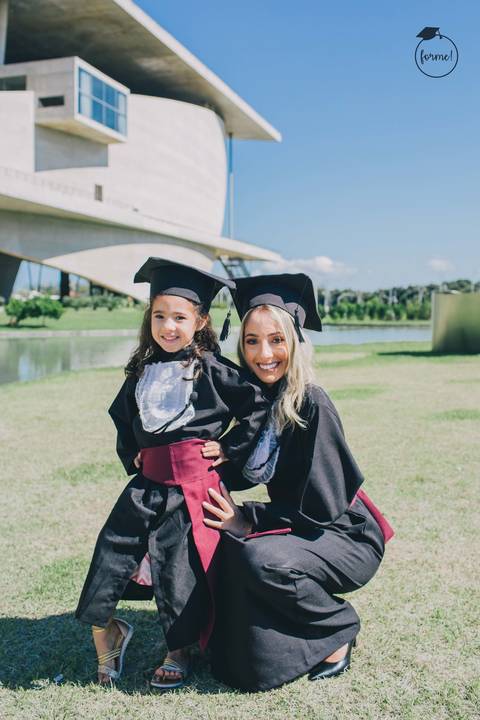 fotografia-de-formatura-criativa-familia-odontologia-arquitetura-adm-direito-rj-cidade-das-artes-graduacao-ensaio-externo'