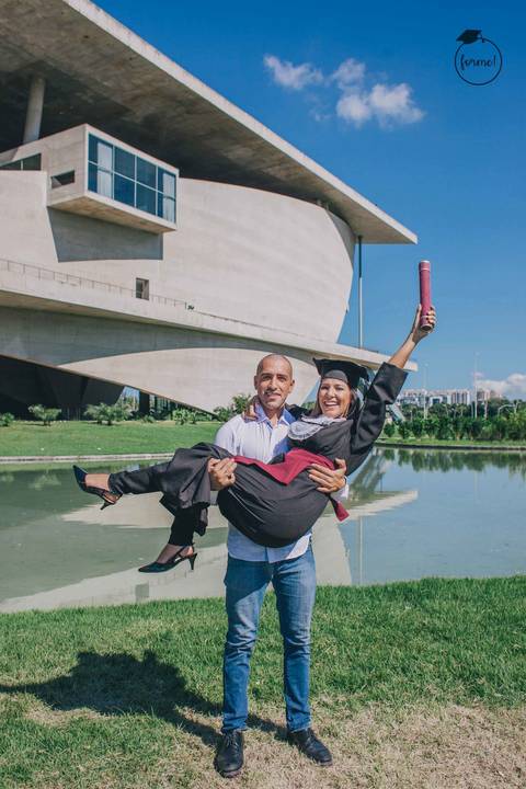 fotografia-de-formatura-criativa-familia-odontologia-arquitetura-adm-direito-rj-cidade-das-artes-graduacao-ensaio-externo'