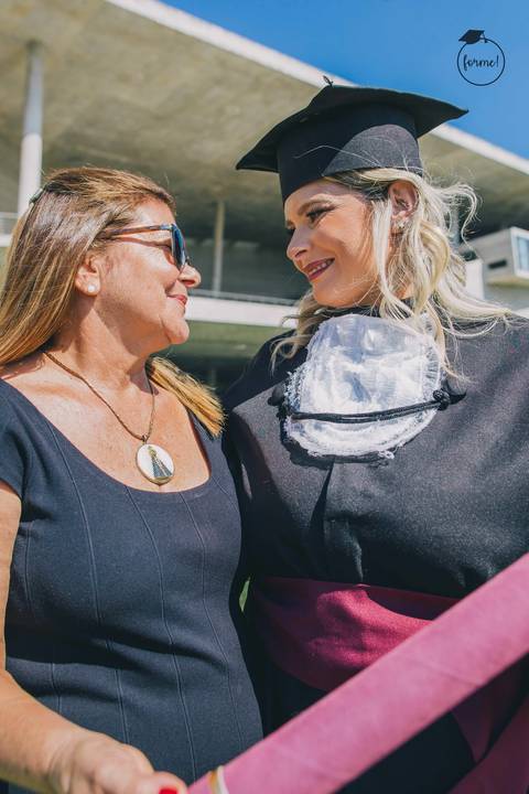 fotografia-de-formatura-criativa-familia-odontologia-arquitetura-adm-direito-rj-cidade-das-artes-graduacao-ensaio-externo'