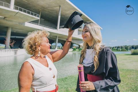 fotografia-de-formatura-criativa-familia-odontologia-arquitetura-adm-direito-rj-cidade-das-artes-graduacao-ensaio-externo'