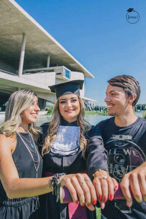 fotografia-de-formatura-criativa-familia-odontologia-arquitetura-adm-direito-rj-cidade-das-artes-graduacao-ensaio-externo'
