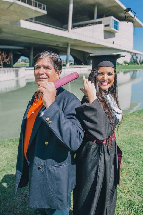 fotografia-de-formatura-criativa-familia-odontologia-arquitetura-adm-direito-rj-cidade-das-artes-graduacao-ensaio-externo'