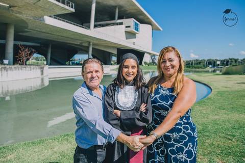 fotografia-de-formatura-criativa-familia-odontologia-arquitetura-adm-direito-rj-cidade-das-artes-graduacao-ensaio-externo'