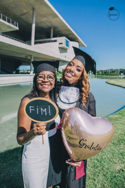 fotografia-de-formatura-criativa-familia-odontologia-arquitetura-adm-direito-rj-cidade-das-artes-graduacao-ensaio-externo'